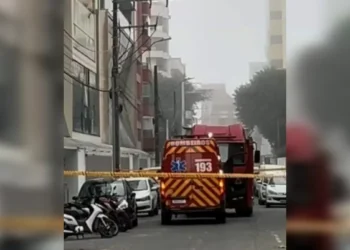 Operários são resgatados de andaime em Itapema após ficarem pendurados 