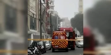 Operários são resgatados de andaime em Itapema após ficarem pendurados 