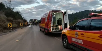 Em Curitibanos, motociclista sofre amputação de perna após colidir contra caminhão 
