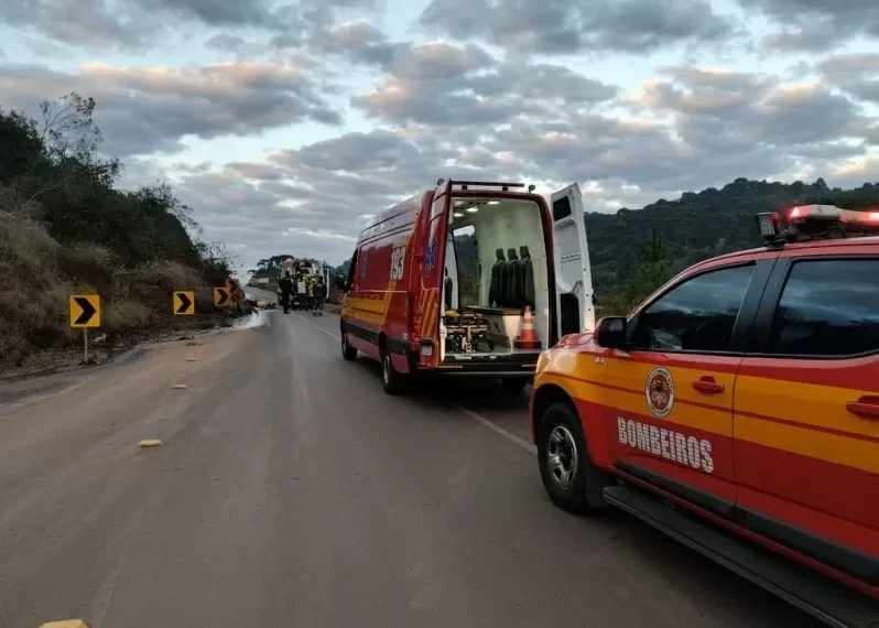 Em Curitibanos, motociclista sofre amputação de perna após colidir contra caminhão 