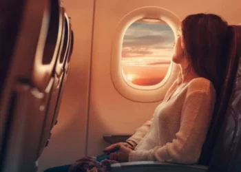 Estos son los riesgos de consumir alcohol antes y durante un vuelo, según estudio