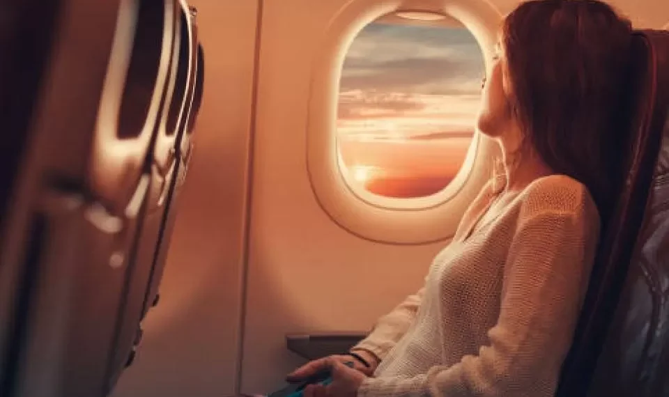 Estos son los riesgos de consumir alcohol antes y durante un vuelo, según estudio