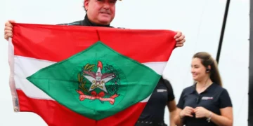 Piloto catarinense corre na mesma pista onde Ayrton Senna teve a primeira vitória na F1 e leva bandeira de SC
