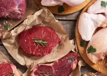 ¿Qué pasa si como carne que no está bien cocida y tiene colores rojizos?