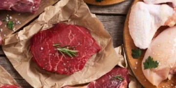 ¿Qué pasa si como carne que no está bien cocida y tiene colores rojizos?