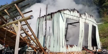 Residência de Ituporanga fica completamente destruída após incêndio 