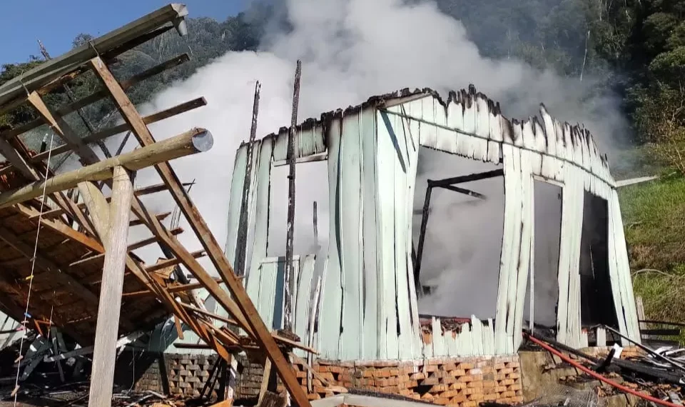 Residência de Ituporanga fica completamente destruída após incêndio 