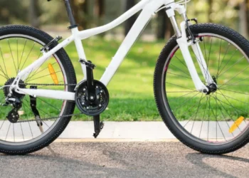 Pedestre de 54 anos sofre escoriações ao ser atingida por bicicleta em Timbó