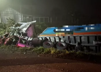 Grave colisão entre carro e caminhão em Rodeio deixa motorista preso às ferragens