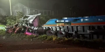 Grave colisão entre carro e caminhão em Rodeio deixa motorista preso às ferragens
