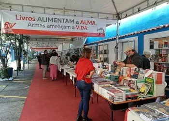 Regulamentação da reforma tributária aprovada na Câmara garante isenção de impostos para livros
