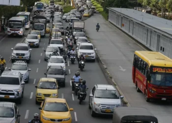 ¿Cómo saber de quién es la placa de un carro en Colombia?