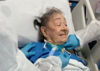 Emocionante: hospital de SC realiza desejo de paciente idosa da UTI de comer coxinha