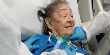 Emocionante: hospital de SC realiza desejo de paciente idosa da UTI de comer coxinha