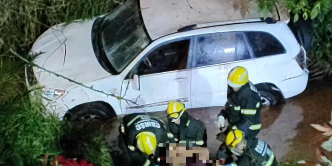 Condutor perde controle de carro em Gaspar e despenca em ribanceira de aproximadamente 10 metros