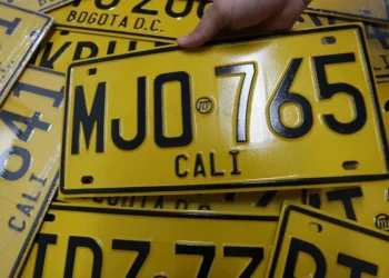 ¿Cómo saber si una placa es original en Colombia?