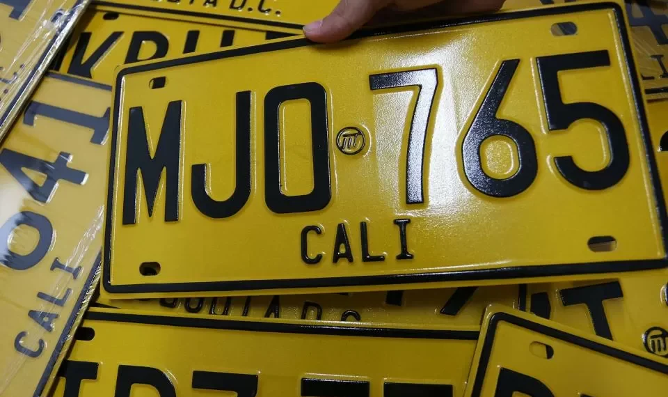 ¿Cómo saber si una placa es original en Colombia?