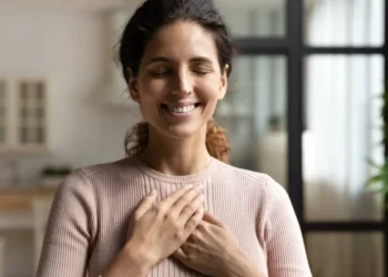 ¿Usted reza o medita? Esto le sucede al cerebro cuando lo hace