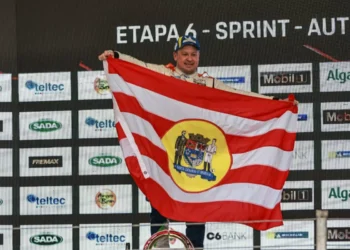 Piloto conquista troféu na Porsche Cup e leva bandeira de Blumenau ao pódio