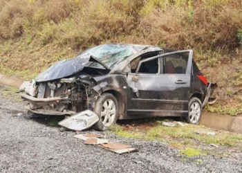 Mulher é levada ao hospital de Timbó após capotamento em Rodeio 