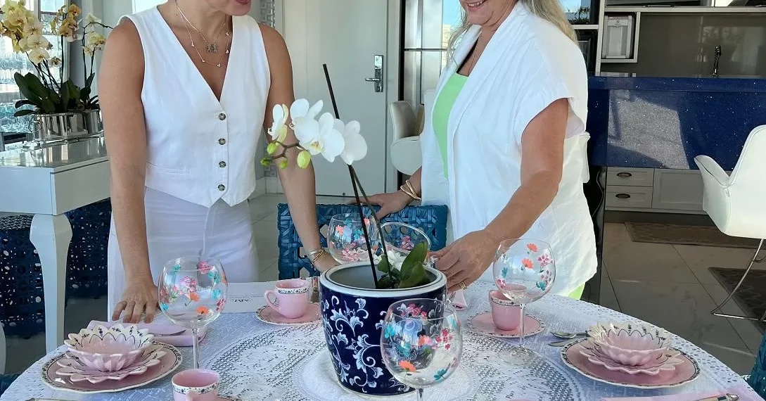 Evento em Balneário Camboriú traz coleção de louças inspirada na Grécia