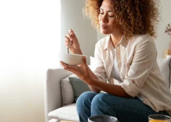 Esto les pasa a los riñones si come avena todos los días, según los expertos