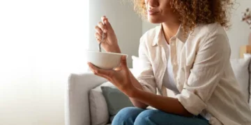 Esto les pasa a los riñones si come avena todos los días, según los expertos