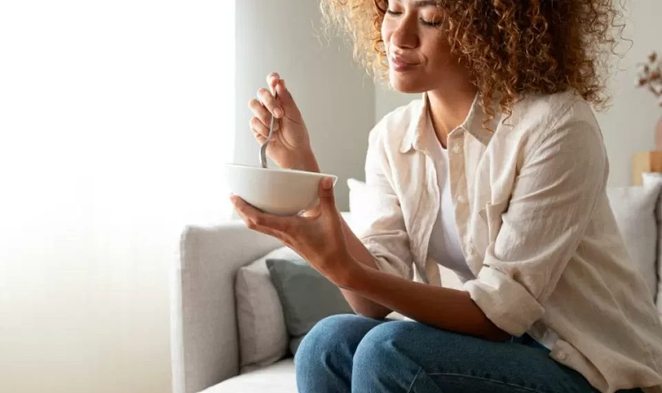 Esto les pasa a los riñones si come avena todos los días, según los expertos