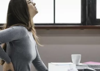 Estar sentado todo el día podría causar el síndrome del ‘trasero muerto’: ¿qué es?