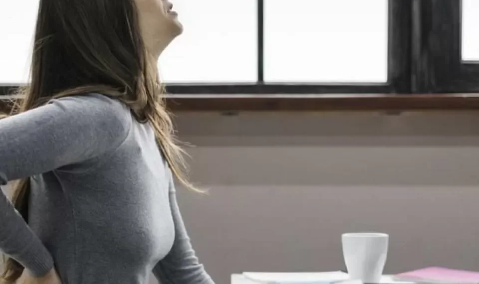 Estar sentado todo el día podría causar el síndrome del ‘trasero muerto’: ¿qué es?