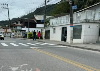 Adolescente sofre fratura exposta e traumatismo craniano após ser atropelada na faixa de pedestres em SC