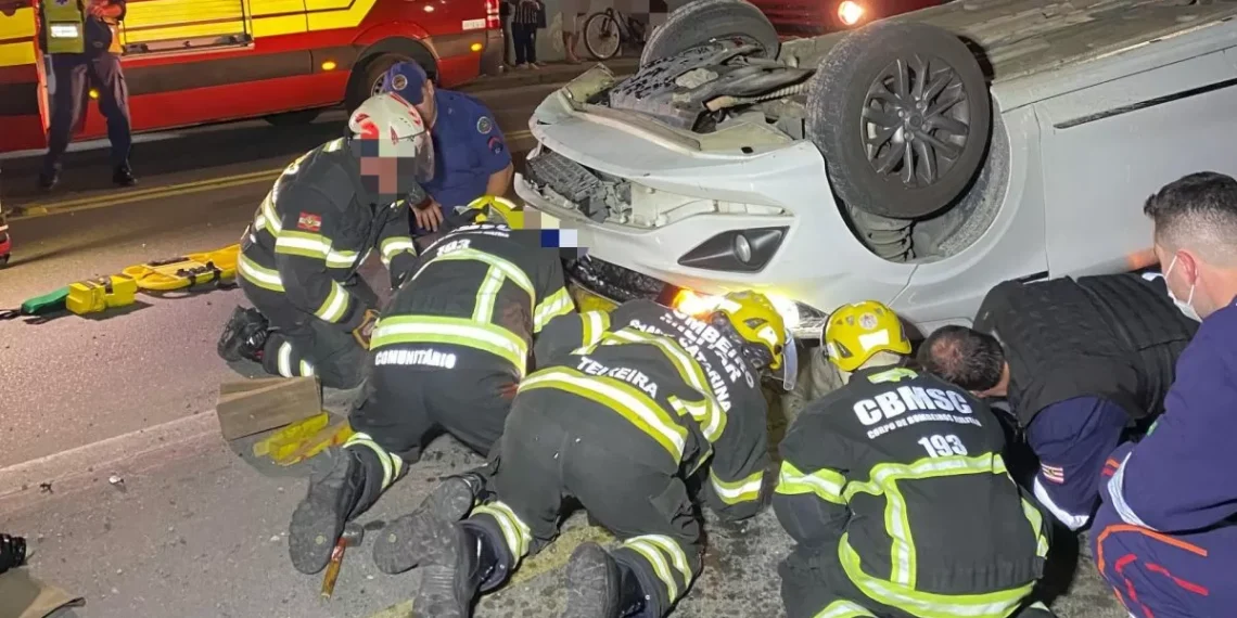 Em Blumenau, condutor foge após atropelar 3 jovens; ocupante do veículo foi ejetado