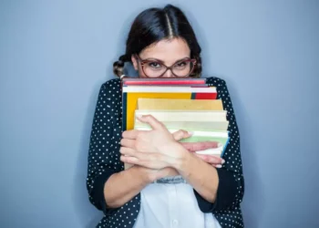 ¿Es una persona tímida? Deje de hacer esto para destacar en el trabajo