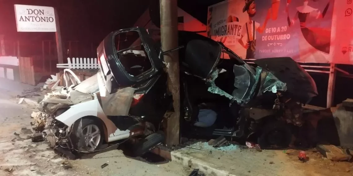 Veículos em alta velocidade colidem contra poste em Timbó após confraternização