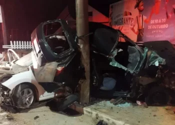 Veículos em alta velocidade colidem contra poste em Timbó após confraternização