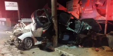 Veículos em alta velocidade colidem contra poste em Timbó após confraternização