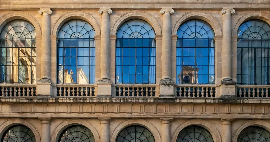 “Política: além dos escândalos e desigualdades”