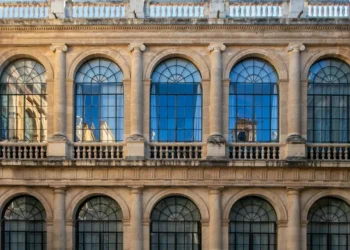 “Política: além dos escândalos e desigualdades”