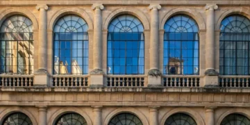 “Política: além dos escândalos e desigualdades”