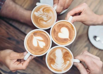 ¿Mejor salud cognitiva? Los tres condimentos que debería agregarle al café en la mañana