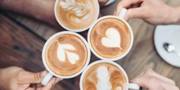 ¿Mejor salud cognitiva? Los tres condimentos que debería agregarle al café en la mañana