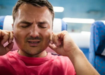 ¿Le duelen los oídos cuando viaja en avión? Los expertos cuentan las razones