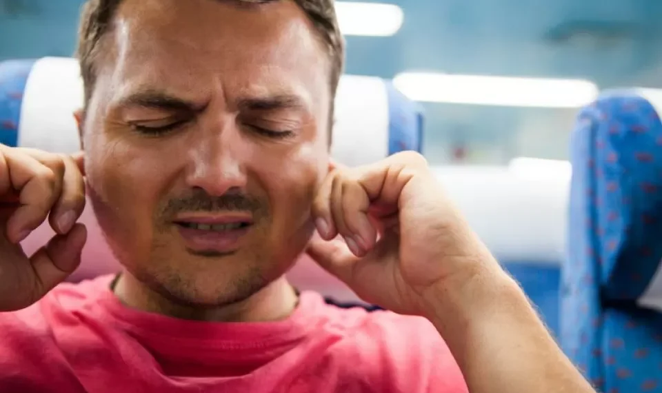 ¿Le duelen los oídos cuando viaja en avión? Los expertos cuentan las razones