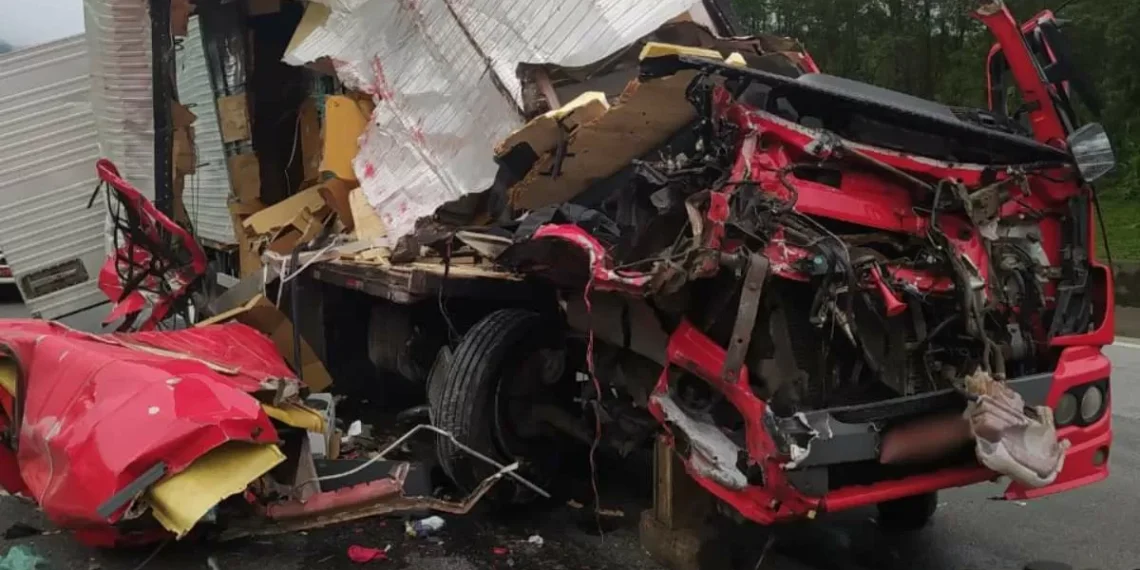 Colisão entre caminhões causa congestionamento na BR-376 em Guaratuba