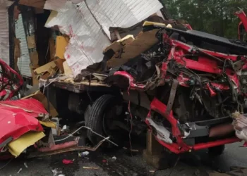 Colisão entre caminhões causa congestionamento na BR-376 em Guaratuba