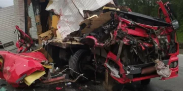 Colisão entre caminhões causa congestionamento na BR-376 em Guaratuba