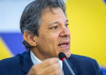 Haddad fala em “semanas difíceis”, mas confia em “reancoragem” após alta do dólar