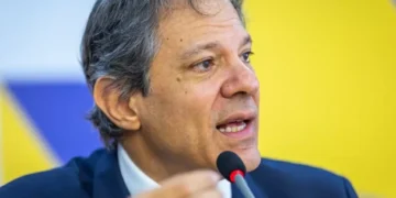 Haddad fala em “semanas difíceis”, mas confia em “reancoragem” após alta do dólar