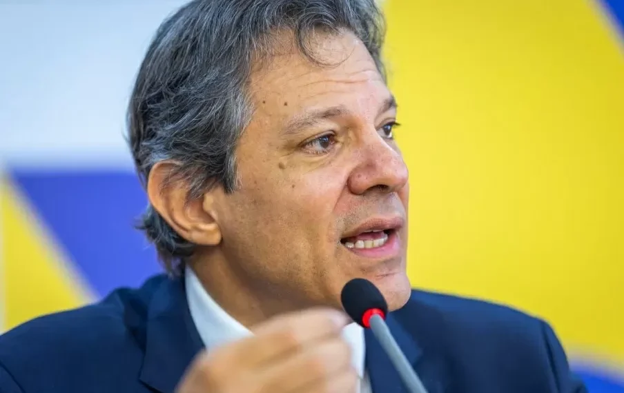 Haddad fala em “semanas difíceis”, mas confia em “reancoragem” após alta do dólar