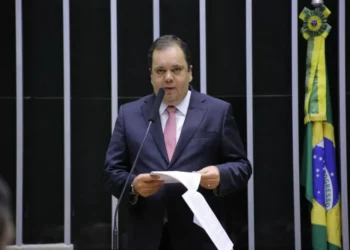 Após declarar apoio a Hugo Motta, Lira dá a Elmar relatoria de PL sobre emendas